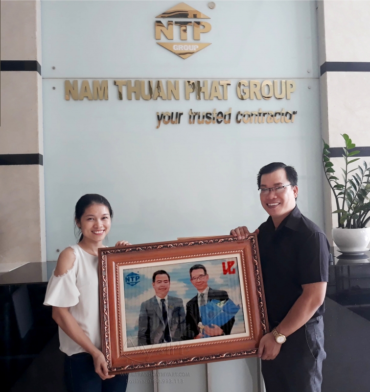 Ông Phan Nhật Tuyên - TGĐ Tập Đoàn Nam Thuận Phát - tặng TRANH CÁT cho đối tác Nhật Bản