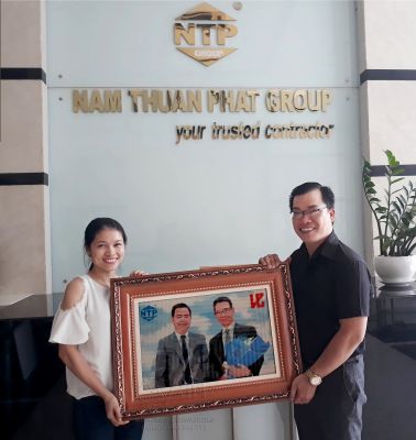 Ông Phan Nhật Tuyên - TGĐ Tập Đoàn Nam Thuận Phát - tặng TRANH CÁT cho đối tác Nhật Bản